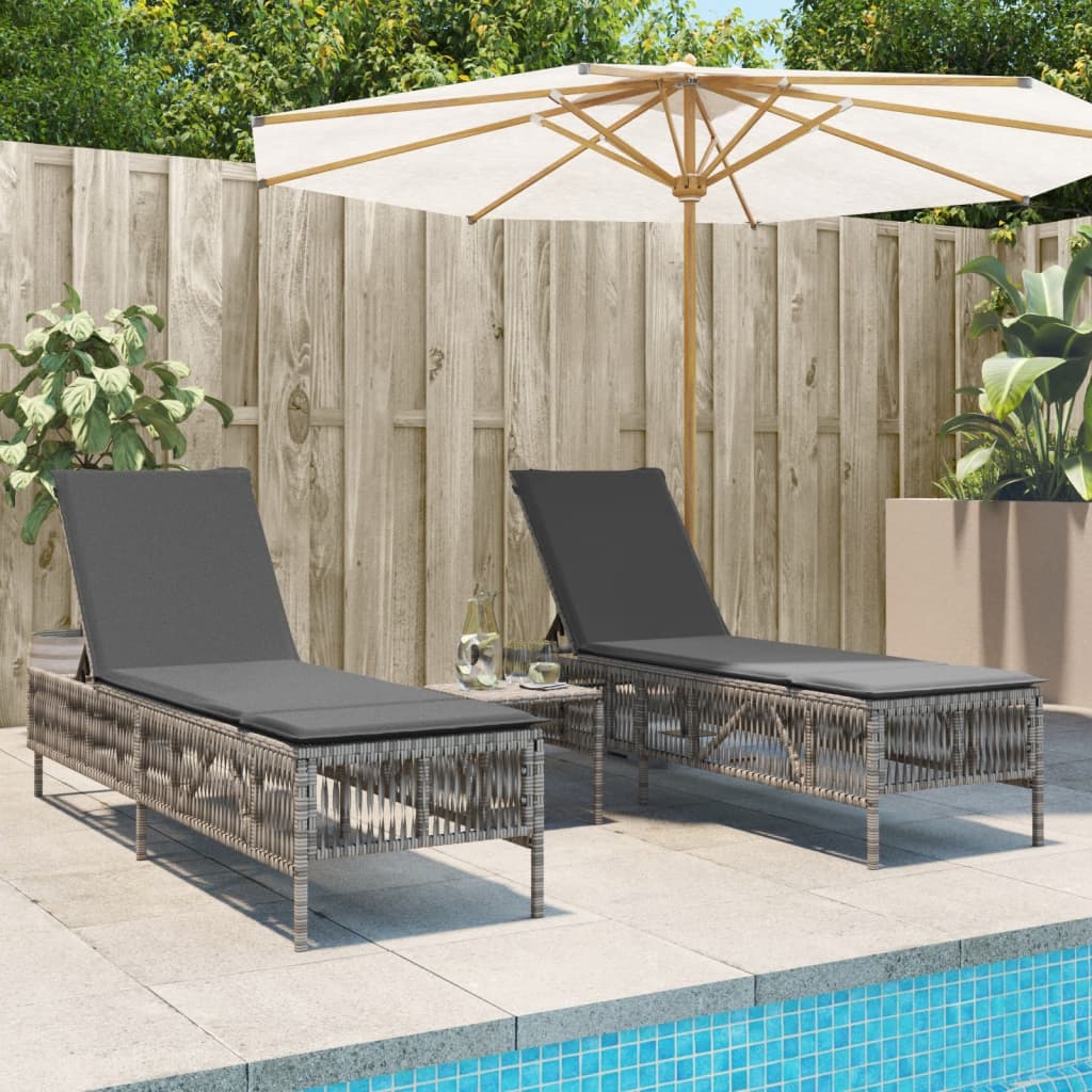 vidaXL Leżaki ze stolikiem, 2 szt., szare, polirattan